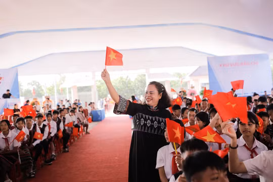 Giáo viên và học sinh Trường Phổ thông nội trú liên cấp Tiểu học và THCS xã A Lưới 4.