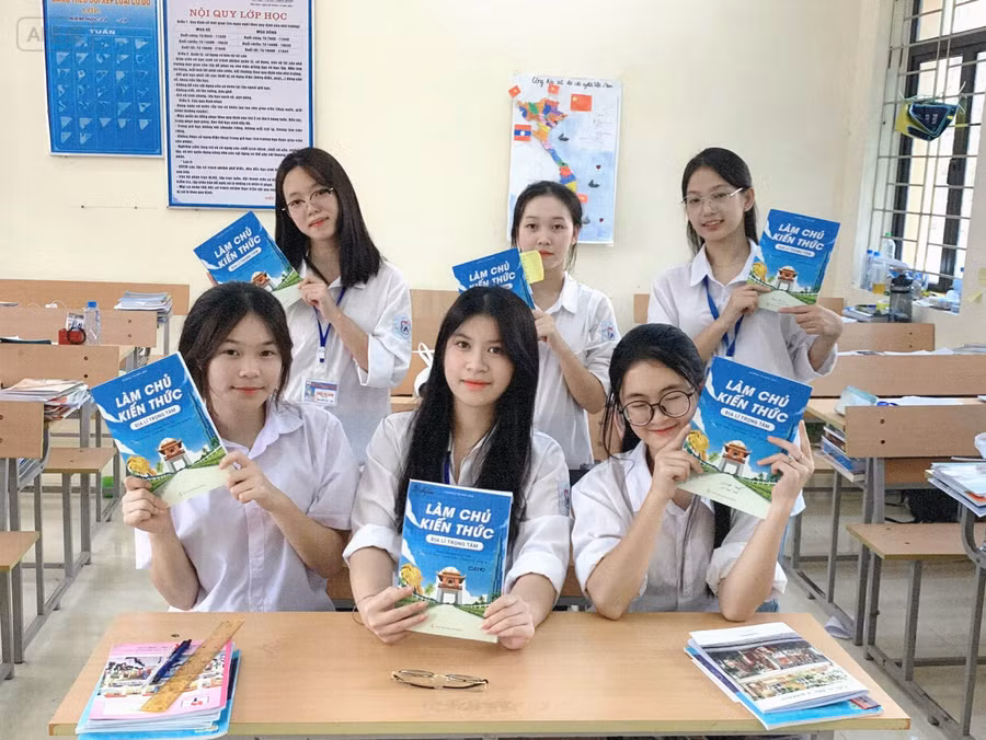 cuon-sach-lam-chu-kien-thuc-dia-li-trong-tam.jpg