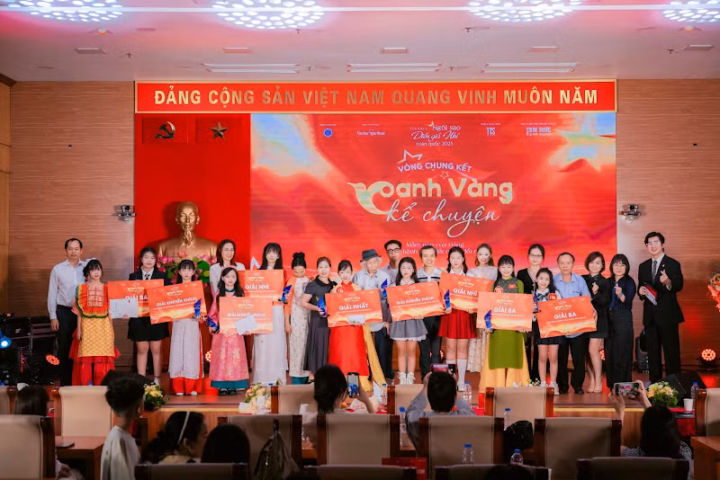 oanh-vang-ke-chuyen-2.png