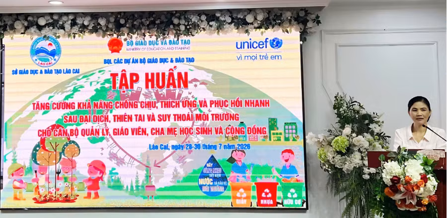 Bà Trần Phượng Anh - Phó Trưởng phòng GDPT – Sở GD&ĐT Lào Cai Phát biểu khai mạc.