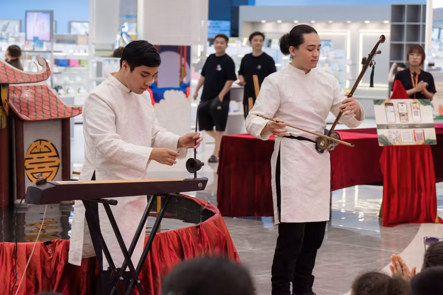 4-clb-ftic-bieu-dien-nhac-cu-truyen-thong-trong-khong-gian-thuy-dinh-vong-anh-1.jpg