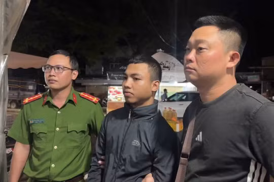 Y Ngun Êban (ở giữa) khi bị bắt giữ. (Ảnh S.Đ)