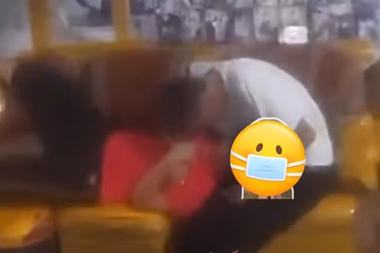 Bé gái nghi bị người đàn ông cưỡng hôn, đụng chạm cơ thể. (Ảnh cắt từ clip)