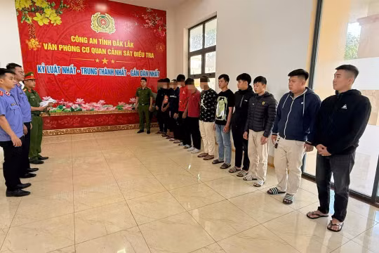 Nhóm bị can tại cơ quan công an. (Ảnh: S.Đ)