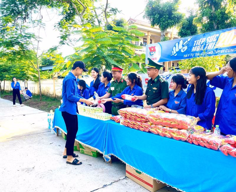 Tại điểm thi Trường THPT A Túc (xã Lìa, huyện Hướng Hóa), Bộ đội biên phòng và đoàn viên tích cực hỗ trợ thí sinh. 2f6b984f929c25c27c8d-1.jpg