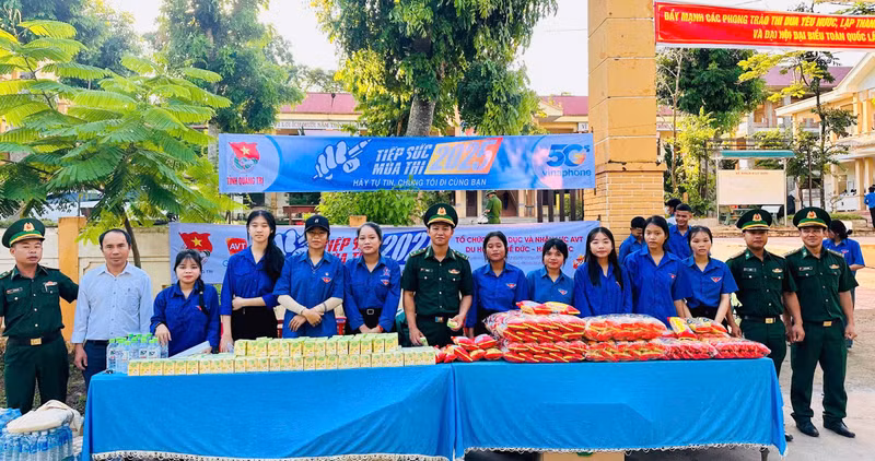Những ngày qua, Bộ đội Biên phòng Quảng Trị cùng các lực lượng vũ trang có mặt tại các điểm thi để hỗ trợ thí sinh tham dự kỳ thi tốt nghiệp THPT. bien-phong-a-tuc-3.jpg