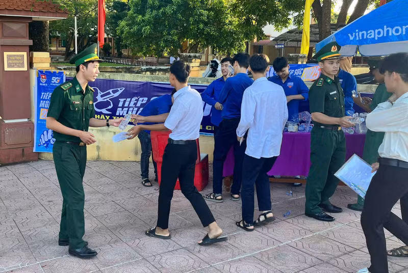 Bộ đội biên phòng phát nước uống cho thí sinh dự thi tại Trường THPT Cửa Tùng, huyện Vĩnh Linh. bien-phong-cua-tung-1.jpg