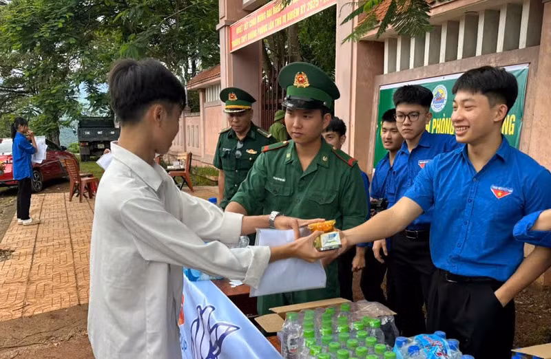 Cán bộ chiến sĩ biên phòng vệ sinh tại điểm thi, phục vụ tiếp đón, trao tặng nước, sữa... và cùng với các lực lượng của Đoàn KT-QP 337, Đoàn xã Hướng Phùng hỗ trợ 100 suất ăn trưa cho các cháu học sinh. bien-phong-4.jpg