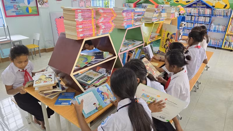 Hiệu trưởng Trường Tiểu học và THCS A Ngo, thầy Hoàng Quang Cẩn nói rằng, thư viện là không gian học tập bổ ích của học sinh nhà trường, góp phần lan tỏa văn hóa đọc. 1000012315.jpg