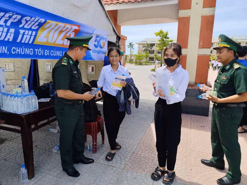 Những người lính "quân hàm xanh" tiếp nước, sữa cho thí sinh dự thi. 78c69060c2bd75e32cac-1.jpg