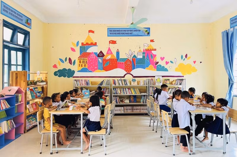 Hiếm có thư viện trường nào ở miền núi được xây dựng khang trang, phong phú như Trường Tiểu học và THCS A Ngo, với nhiều chủng loại sách phục vụ việc học tập cho học sinh. thu-vien.jpg