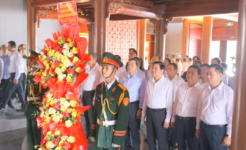 Sáng 28/4, tại huyện Triệu Phong (tỉnh Quảng Trị) diễn ra Lễ khánh thành công trình Bảo tồn, tôn tạo Khu lưu niệm Tổng Bí thư Lê Duẩn. khu-luu-niem-tong-bi-thu-9.jpg