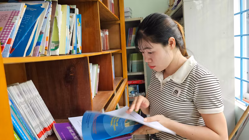 Cô Trần Thị Thương, dạy bộ môn Khoa học tự nhiên cho biết, thường xuyên đến thư viện mượn sách tham khảo và tài liệu nghiên cứu. 1000012246.jpg