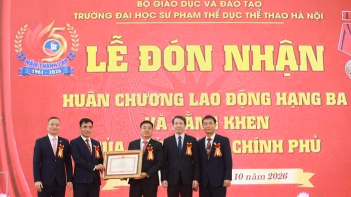 Thứ trưởng Bộ GD&ĐT Phạm Quang Hưng trao Bằng khen của Thủ tướng Chính phủ cho tập thể Trường Đại học Sư phạm Thể dục thể thao Hà Nội.
