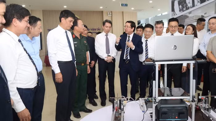 Thứ trưởng Bộ GD&ĐT Phạm Quang Hưng thăm triển lãm của Trường Đại học Giao thông vận tải.