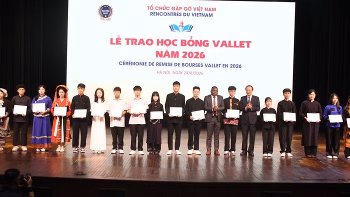 Thứ trưởng Thường trực Bộ GD&ĐT Phạm Ngọc Thưởng trao học bổng cho học sinh.