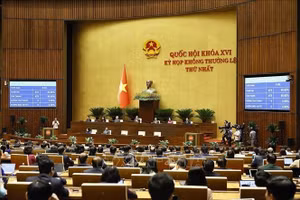Quốc hội biểu quyết thông qua Nghị quyết của Quốc hội về việc thành lập thành phố Quảng Ninh. Ảnh: Doãn Tấn/TTXVN