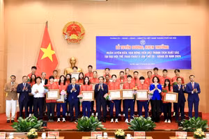 Lãnh đạo thành phố Hà Nội trao thưởng cho các HLV, VĐV đạt thành tích xuất sắc tại ASIAD 20. Ảnh: Viết Thành