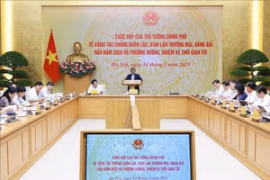Thủ tướng Phạm Minh Chính chủ trì cuộc họp về công tác chống buôn lậu, gian lận thương mại, hàng giả. (Ảnh: Dương Giang/TTXVN)