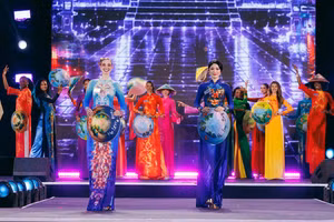 111 thí sinh Miss World trình diễn áo dài nổi bật ở Vịnh Hạ Long
