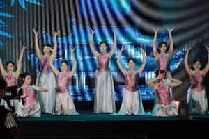 Hình ảnh văn nghệ mở màn đến từ CLB Nghệ thuật.