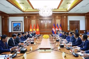 Thủ tướng Lê Minh Hưng gặp Chủ tịch Đảng Nhân dân Campuchia, Chủ tịch Thượng viện Hun Sen. Ảnh: Dương Giang/TTXVN