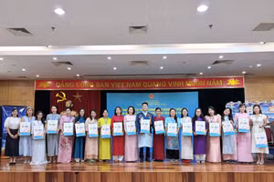 Cầu Vồng Tuổi thơ trao tặng ấn phẩm tới 60 giáo viên và Sứ giả tiếng Việt đến từ 17 quốc gia và vùng lãnh thổ.