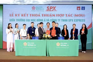Đại diện SPX và Trường Đại học Đông Á thực hiện nghi thức Ký kết hợp tác chiến lược.
