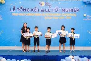 Cô Duy Khuê cùng các em học sinh trường Sao Khuê trong ngày tổng kết năm học.