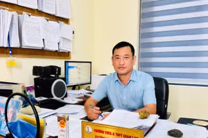 Từ ngôi trường giữa trùng khơi, thầy Nguyễn Văn Hà cùng đồng nghiệp bền bỉ đưa con chữ đến với học sinh đảo xa.