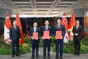 Tổng Bí thư Tô Lâm và Thủ tướng Singapore Lawrence Wong chứng kiến trao Bản ghi nhớ hợp tác 3 bên giữa A*Star, Sembcorp và Becamex. (Ảnh: Thống Nhất/TTXVN)