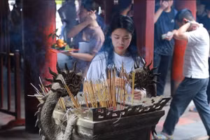 Sĩ tử dâng hương, xin chữ tại Văn Miếu - Quốc Tử Giám trước kỳ thi tốt nghiệp THPT 2026