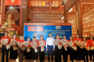Đảng bộ Trường Đại học Khoa học Xã hội và Nhân văn (Đại học Quốc gia TPHCM) tổ chức lễ kết nạp đảng viên mới cho 12 quần chúng ưu tú. Ảnh: NTCC. 