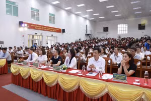 Quang cảnh Lễ khai giảng năm học 2026-2027 tại Trường Đại học Công nghệ Kỹ thuật Hưng Yên.