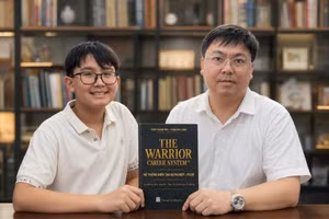Tác giả Phan Thành Sơn & Phan Bảo Long cùng tác phẩm PCCB – The Warrior Career System. Ảnh: NVCC