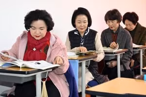 Ngôi trường của những nữ sinh 'tóc bạc' đứng trước nguy cơ đóng cửa