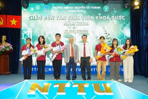 Dương Thị Thúy Nga (ngoài cùng bên trái) là thủ khoa ngành Dược học năm 2024 của Trường Đại học Nguyễn Tất Thành. Ảnh: NTTU. 