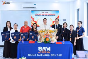 Đại diện NESI và Hệ thống Trung tâm Ngoại ngữ SAM cùng đội ngũ hai bên tại lễ ký kết hợp tác ngày 23/10/2026.