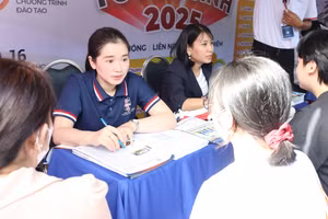 Thí sinh nghe chuyên gia từ Trường Đại học Ngân hàng TPHCM tư vấn. Ảnh: HUB. 
