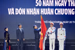 Ông Nguyễn Văn Được, Ủy viên BCH Trung ương Đảng, Phó Bí thư Thành ủy, Chủ tịch UBND TP.HCM trao Huân chương Độc lập hạng Nhất cho Vinamilk. Ảnh: Vi Nam