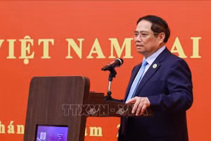 Thủ tướng Phạm Minh Chính phát biểu tại buổi gặp gỡ cộng đồng, lưu học sinh Việt Nam tại khu vực Bắc Kinh, Thiên Tân, Hà Bắc. (Ảnh: Dương Giang/TTXVN)