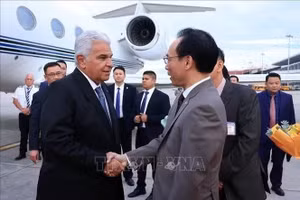 Bộ trưởng Bộ Giáo dục và Đào tạo Hoàng Minh Sơn đón Tổng thống nước Cộng hòa Panama José Raúl Mulino và Phu nhân tại sân bay quốc tế Nội Bài. Ảnh: Tuấn Anh/TTXVN