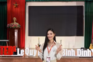 Hoa hậu Ý Nhi lần đầu làm diễn giả, chia sẻ sự 'chông chênh' của tuổi trẻ