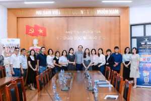 Buổi tập huấn triển khai Phong trào “Bình dân học vụ số” với chủ đề “Cùng em vững bước an toàn trên không gian mạng” tại Sở Giáo dục và Đào tạo tỉnh Hưng Yên.