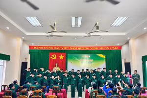 Các chiến sĩ nhỏ trong lễ ra quân.