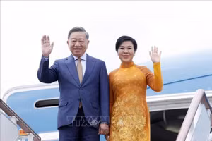 Tổng Bí thư, Chủ tịch nước Tô Lâm và Phu nhân tới sân bay Vnukovo, Moskva, Liên bang Nga. Ảnh: Thống Nhất/TTXVN.
