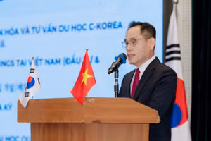 Viện trưởng Ki Woo Seok tại sự kiện Cuộc thi nói tiếng Hàn hằng năm của C-Korea.