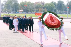 Tổng Bí thư Tô Lâm và Tổng Bí thư, Chủ tịch nước Trung Quốc Tập Cận Bình đặt vòng hoa và vào Lăng viếng Chủ tịch Hồ Chí Minh. (Ảnh: Phạm Kiên/TTXVN)