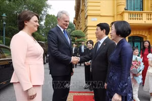 Chủ tịch nước Lương Cường và Phu nhân đón Tổng thống Cộng hoà Litva Gitanas Nauseda và Phu nhân. (Ảnh: Lâm Khánh/TTXVN)