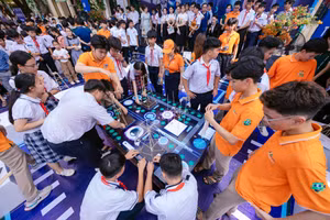 Học sinh hăng say trải nghiệm tại ngày hội STEM.